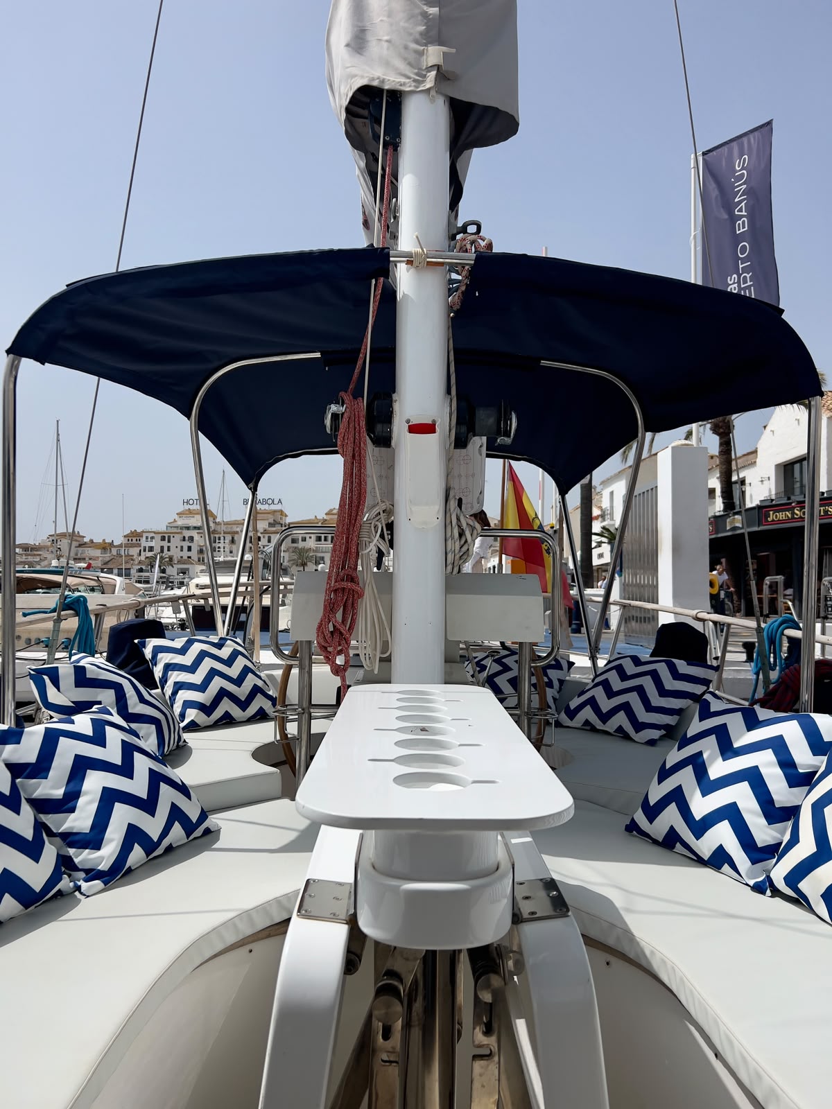 Solárium de proa bajo el toldo en Puerto Banús
