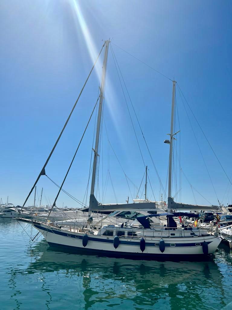 rent a yacht puerto banus